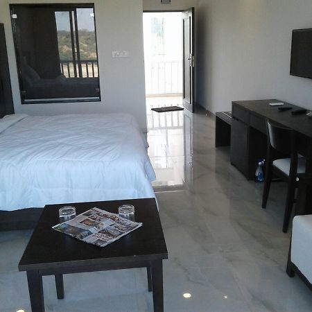 The Meera Hotel Derol Luaran gambar