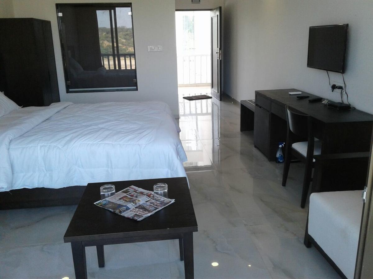 The Meera Hotel Derol Luaran gambar